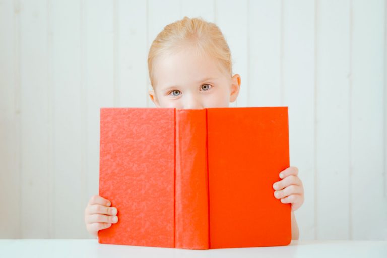 Portrait d'une jeune fille avec un livre